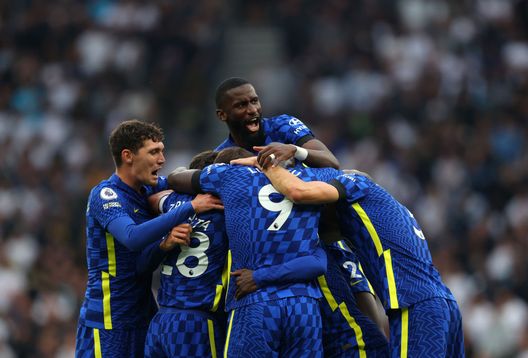 LONDON, ENGLAND - SEPTEMBER 19: Antonio Rudiger of Chelsea jumps up as the team celebrate the second goal scored by N'Golo Kante of Chelsea during the Premier League match between Tottenham Hotspur and Chelsea at Tottenham Hotspur Stadium on September 19, 2021 in London, England. (Photo by Catherine Ivill/Getty Images) Rudiger è già del Real, visite mediche e quadriennale da 6,8 milioni. Annuncio dopo la finale di Champions - immagine 1