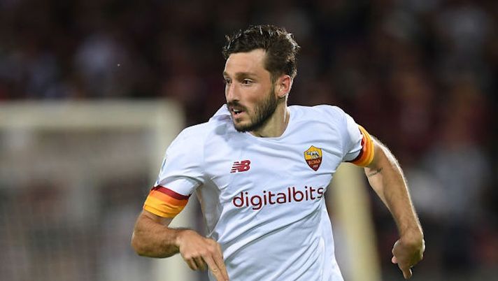 SALERNO, ITALY - AUGUST 29: Matias Vina of AS Roma during the Serie A match between US Salernitana and AS Roma at Stadio Arechi on August 29, 2021 in Salerno, Italy. (Photo by Francesco Pecoraro/Getty Images) Roma, Vina a forte rischio per il Verona: problema a un ginocchio, pronto il sostituito - immagine 1