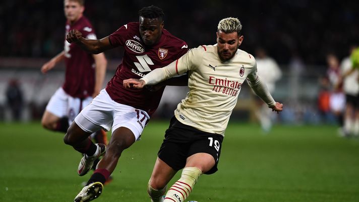 TURIN, ITALY - APRIL 10: Theo Hernandez of AC Milan competes for the ball with Wilfred Singo of Torino FC during the Serie A match between Torino FC v AC Milan on April 10, 2022 in Turin, Italy. (Photo by Claudio Villa/AC Milan via Getty Images)