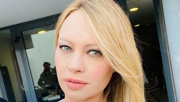 Guardatemi...in silenzio...mentre parla la Lazio: nuovo scatto hot di Anna Falchi Guardatemi...in silenzio...mentre parla la Lazio: nuovo scatto hot di Anna Falchi