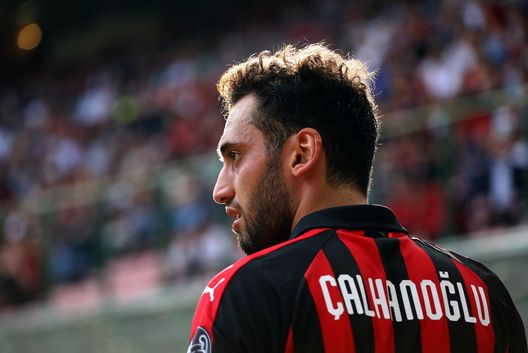 Hakan Calhanoglu, numero 10 turco del Milan. Hakan Calhanoglu, numero 10 turco del Milan.