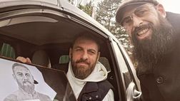 Roma, sorpresa per De Rossi: un tifoso gli consegna un ritratto a Trigoria