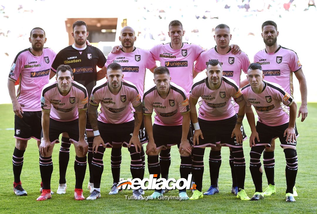  PALERMO, ITALY - MARCH 17: Players of Palermo pose for a team shot during the Serie B match between US Citta di Palermo and Carpi FC at Stadio Renzo Barbera on March 17, 2019 in Palermo, Italy. (Photo by Tullio M. Puglia/Getty Images) 