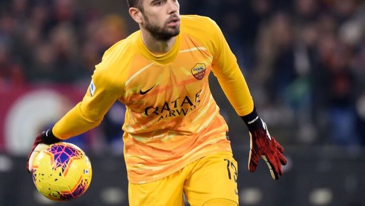 AS Roma's Spanish goalkeeper Pau Lopez passes the ball during the Italian Serie A football match Roma vs Lazio on January 26, 2020 at the Olympic stadium in Rome. (Photo by Filippo MONTEFORTE / AFP) (Photo by FILIPPO MONTEFORTE/AFP via Getty Images) PORTIERI – Gli indici di schierabilità: chi mettere e chi evitare tra tutti i portieri- immagine 1
