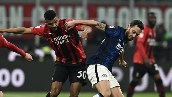 Junior Messias e Hakan Calhanoglu durante il derby Milan-Inter 0-0 (Coppa Italia 2021-2022) | AC Milan News (Getty Images) Messias Calhanoglu derby Milan-Inter 0-0 Coppa Italia 2021-2022