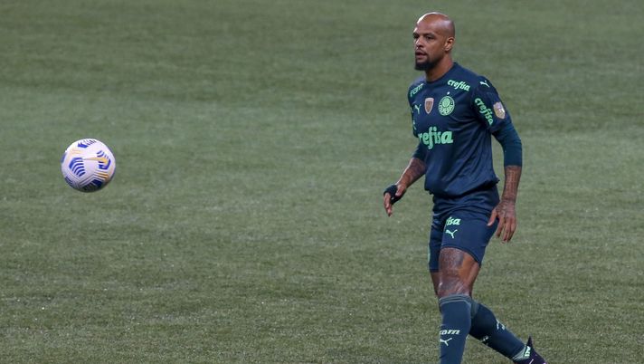 SAO PAULO, BRAZIL - JUNE 06: Felipe Melo of Palmeiras looks at the ball during a match between Palmeiras and Chapecoense as part of Brasileirao 2021 at Allianz Parque on June 06, 2021 in Sao Paulo, Brazil. (Photo by Miguel Schincariol/Getty Images) 
