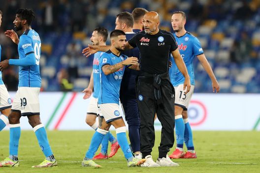  NAPLES, ITALY - SEPTEMBER 26: Luciano Spalletti SSC Napoli coach celebrates the victory with his player Lorenzo Insigne after the Serie A match between SSC Napoli and Cagliari Calcio at Stadio Diego Armando Maradona on September 26, 2021 in Naples, Italy. (Photo by Francesco Pecoraro/Getty Images) 