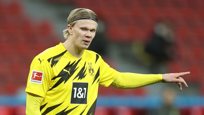 LEVERKUSEN, GERMANY - JANUARY 19: Erling Haaland of Dortmund gestures during the Bundesliga match between Bayer 04 Leverkusen and Borussia Dortmund at BayArena on January 19, 2021 in Leverkusen, Germany. (Photo by Lars Baron/Getty Images) Champions, la foto del Borussia Dortmund e di Haaland con Magnus Carlsen - immagine 1