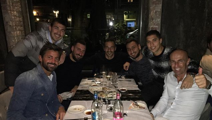 I preparatori dei portieri del Milan, Bianchi e Magni, con alcuni calciatori rossoneri, foto Twitter Alfredo Magni 