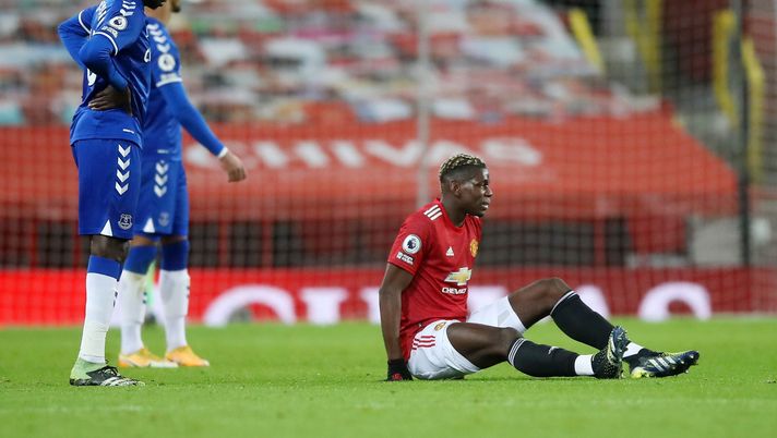 MANCHESTER, ENGLAND - FEBRUARY 06: Paul Pogba of Manchester United (R) lies injured during the Premier League match between Manchester United and Everton at Old Trafford on February 06, 2021 in Manchester, England. Sporting stadiums around the UK remain under strict restrictions due to the Coronavirus Pandemic as Government social distancing laws prohibit fans inside venues resulting in games being played behind closed doors. (Photo by Martin Rickett - Pool/Getty Images) MANCHESTER, ENGLAND - FEBRUARY 06: Paul Pogba of Manchester United (R) lies injured during the Premier League match between Manchester United and Everton at Old Trafford on February 06, 2021 in Manchester, England. Sporting stadiums around the UK remain under strict restrictions due to the Coronavirus Pandemic as Government social distancing laws prohibit fans inside venues resulting in games being played behind closed doors. (Photo by Martin Rickett - Pool/Getty Images)
