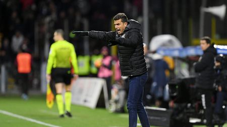 SALERNO, ITALY - FEBRUARY 07: Thiago Motta Spezia Calcio coach during the Serie A match between US Salernitana and Spezia Calcio at Stadio Arechi on February 07, 2022 in Salerno, Italy. (Photo by Francesco Pecoraro/Getty Images) SALERNO, ITALY - FEBRUARY 07: Thiago Motta Spezia Calcio coach during the Serie A match between US Salernitana and Spezia Calcio at Stadio Arechi on February 07, 2022 in Salerno, Italy. (Photo by Francesco Pecoraro/Getty Images)