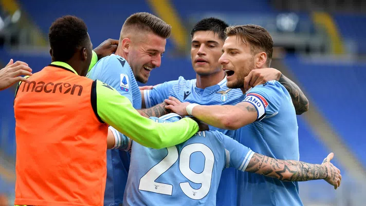 I calciatori della Lazio esultano dopo la rete allo Spezia