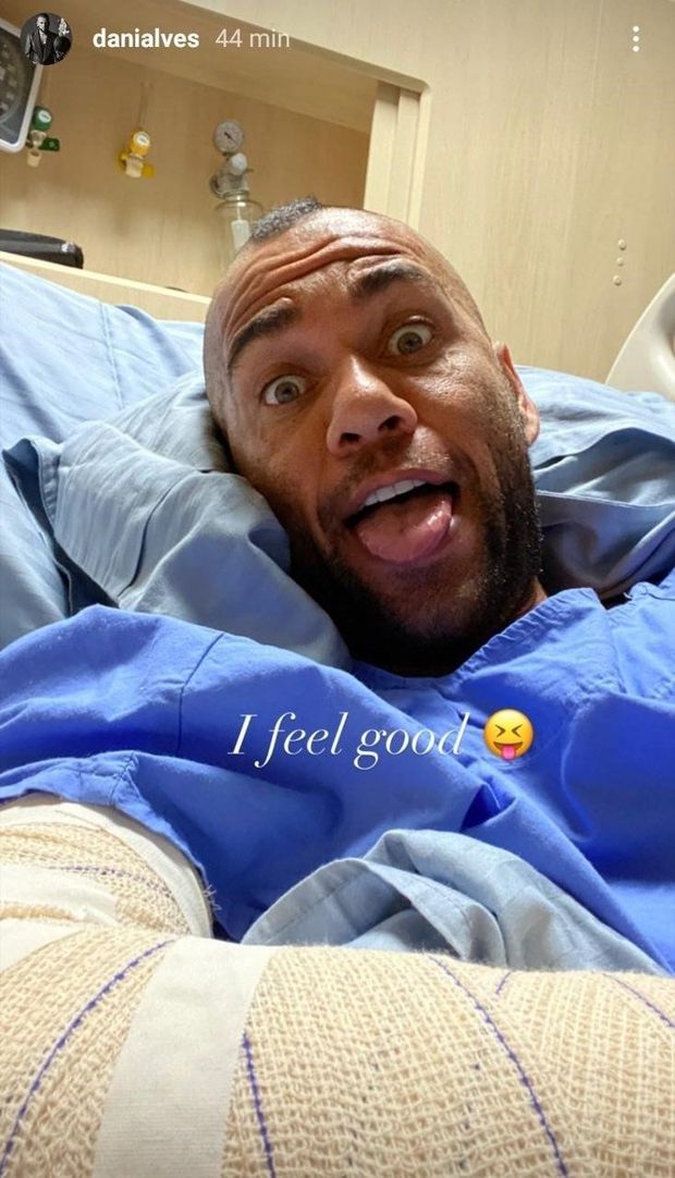 Dani Alves col sorriso dopo l'operazione all'avambraccio destro Dani Alves col sorriso dopo l'operazione all'avambraccio destro
