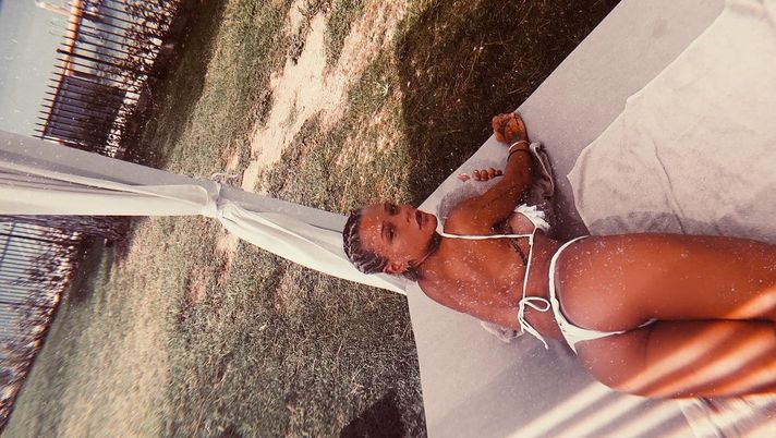 Social, foto hot per Giulia Provvedi: completamente senza veli abbracciata al suo Gollini Social, foto hot per Giulia Provvedi: completamente senza veli abbracciata al suo Gollini