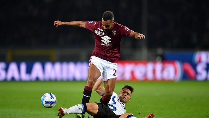 TURIN, ITALY - MARCH 13: Koffi Djidji of Torino FC is challenged by Lautaro Martinez of FC Internazionale during the Serie A match between Torino FC and FC Internazionale at Stadio Olimpico di Torino on March 13, 2022 in Turin, Italy. (Photo by Valerio Pennicino/Getty Images) Luca Mezzano: “Bremer pronto per una big, Inter manca un vice Brozovic – Errore arbitrale clamoroso” - immagine 1