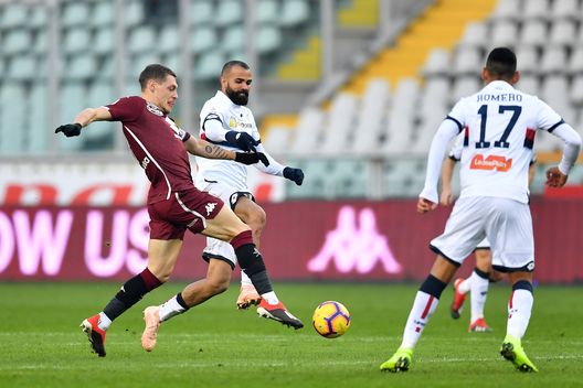 TURIN, ITALY - DECEMBER 02: Andrea Belotti (L) of Torino FC is challenged by Sandro of Genoa CFC during the Serie A match between Torino FC and Genoa CFC at Stadio Olimpico di Torino on December 2, 2018 in Turin, Italy. (Photo by Valerio Pennicino/Getty Images) 