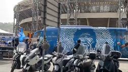 Il pullman del Napoli arriva al Maradona: l’accoglienza dei tifosi azzurri