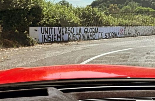 Roma, El Shaarawy fotografa lo striscione a Trigoria. Il Faraone scalpita - immagine 1