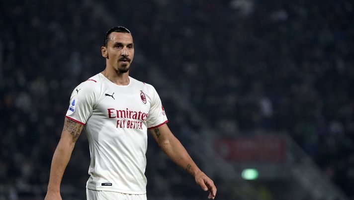 BOLOGNA, ITALY - OCTOBER 23: Zlatan Ibrahimovic of AC Milan in looks during the Serie A match between Bologna FC and AC Milan at Stadio Renato Dall'Ara on October 23, 2021 in Bologna, Italy. (Photo by Pier Marco Tacca/AC Milan via Getty Images) Zlatan Ibrahimovic, attaccante del Milan (getty images)
