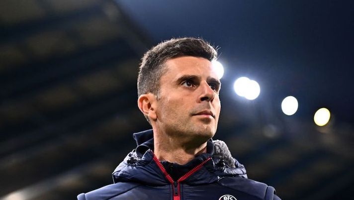 BOLOGNA, ITALY - NOVEMBER 12: Thiago Motta head coach of Bologna FC looks on during the Serie A match between Bologna FC and US Sassuolo at Stadio Renato Dall'Ara on November 12, 2022 in Bologna, Italy. (Photo by Alessandro Sabattini/Getty Images) Motta: “Quando può tornare Arnautovic, come sta Barrow e cosa mi aspetto da Orsolini” - immagine 1