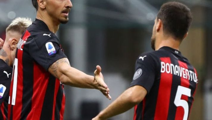 Zlatan Ibrahimovic e Giacomo Bonaventura in Milan-Cagliari (credits: Getty Images) 