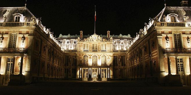 VERSAILLES, FRANCE - SEPTEMBER 29: The facade of the Versailles castle is seen at night, September 29, 2004 in Versailles, France. To end the Grandes Eaux Musicales season, the Palace of Versailles organize a night time celebration of contemporary art, much of it exhibited in seldom explored regions of the palace. (Photo by Pascal Le Segretain/Getty Images) Versailles, la favola continua: è in semifinale di Coppa di Francia - immagine 1