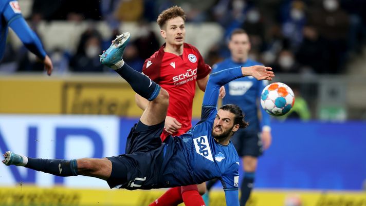 SINSHEIM, GERMANY - FEBRUARY 13: Florian Grillitsch #11 of TSG Hoffenheim takes a shot at goal during the Bundesliga match between TSG Hoffenheim and DSC Arminia Bielefeld at PreZero-Arena on February 13, 2022 in Sinsheim, Germany. (Photo by Alex Grimm/Getty Images) VN – Grillitsch, oggi si chiude? Accordo a un passo con l’agente - immagine 1