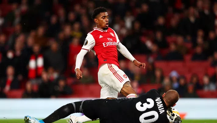 LONDON, ENGLAND - OCTOBER 03: Vanja Milinkovic-Savic of Standard Liege makes a save at the feet of Reiss Nelson of Arsenal during the UEFA Europa League group F match between Arsenal FC and Standard Liege at Emirates Stadium on October 03, 2019 in London, United Kingdom. (Photo by Dan Istitene/Getty Images)