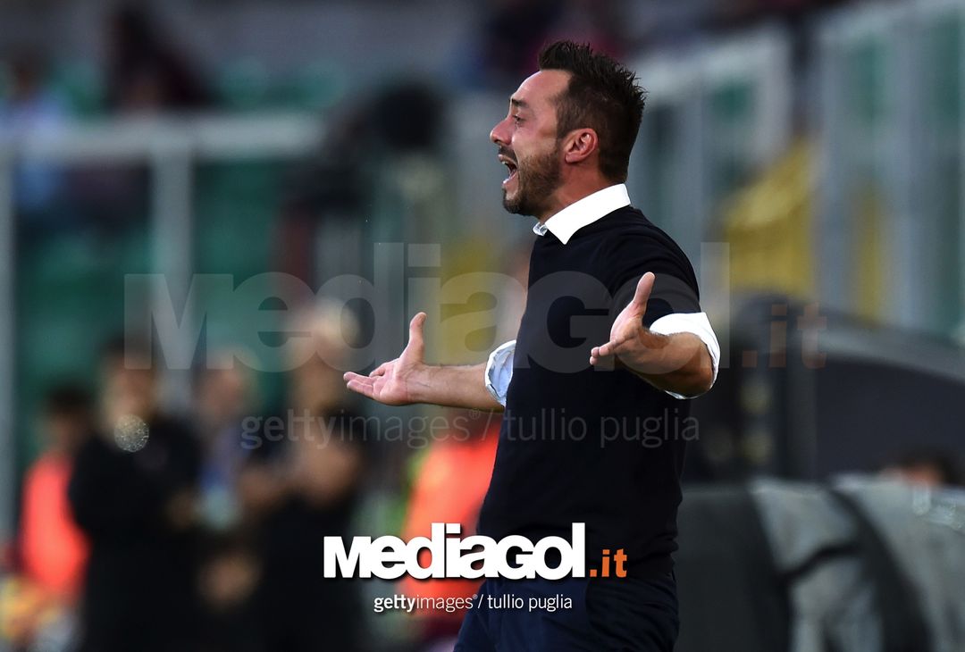  PALERMO, ITALY - NOVEMBER 06:  Head coach Roberto De Zerbi of Palermo in action during the Serie A match between US Citta di Palermo and AC Milan at Stadio Renzo Barbera on November 6, 2016 in Palermo, Italy.  (Photo by Tullio M. Puglia/Getty Images) 