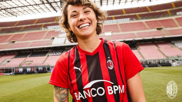 Valentina Giacinti con la nuova maglia del Milan 2021-22 (credits: acmilan.com) 