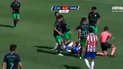 Chivas, rissa messicana fra Under 20: arbitro spintonato a terra!
