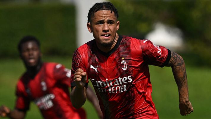 CAIRATE, ITALY - AUGUST 13: Noah Okafor of AC Milan in action during the Pre- Season Friendly match between AC Milan and Novara at Milanello on August 13, 2023 in Cairate, Italy. (Photo by Claudio Villa/AC Milan via Getty Images) Colombo, Musah e gol Okafor: tutto sull’amichevole del Milan. Esordio per Chukwueze - immagine 1