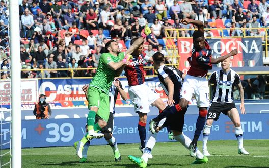 BOLOGNA, ITALY - APRIL 30: Orestis Karnezis goalkeeper of Udinese Calcio saves his goal during the Serie A match between Bologna FC and Udinese Calcio at Stadio Renato Dall'Ara on April 30, 2017 in Bologna, Italy. (Photo by Mario Carlini / Iguana Press/Getty Images) BOLOGNA, ITALY - APRIL 30: Orestis Karnezis goalkeeper of Udinese Calcio saves his goal during the Serie A match between Bologna FC and Udinese Calcio at Stadio Renato Dall'Ara on April 30, 2017 in Bologna, Italy. (Photo by Mario Carlini / Iguana Press/Getty Images)