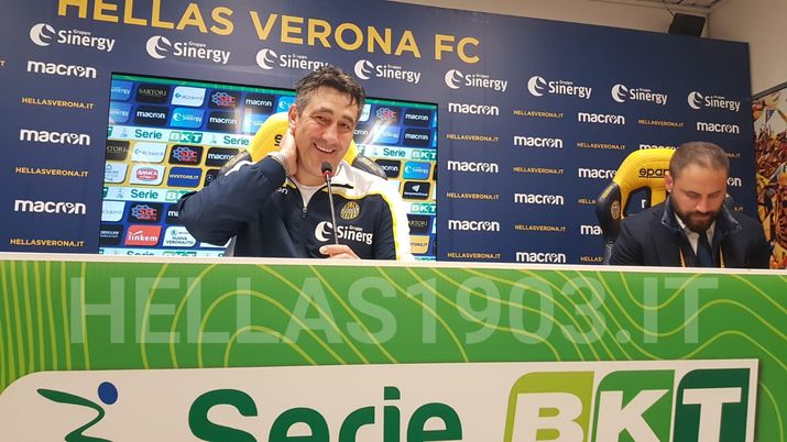 Alfredo Aglietti, tecnico del Verona, in conferenza al termine di Verona-Pescara Alfredo Aglietti, tecnico del Verona, in conferenza al termine di Verona-Pescara