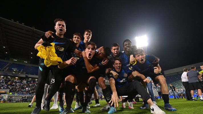 REGGIO NELL'EMILIA, ITALY - MAY 31: Players of FC Internazionale celebrate the victory after the Primavera 1 Final match between AS Roma U19 V FC Internazionale U19 at Mapei Stadium - Citta' del Tricolore on May 31, 2022 in Reggio nell'Emilia, Italy. (Photo by Mattia Ozbot - Inter/Inter via Getty Images) Campionato Primavera 1, l’Inter batte la Roma in finale e conquista il titolo - immagine 1