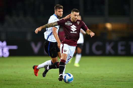 TURIN, ITALY - AUGUST 21: Karol Linetty of Torino FC in action during the Serie A match between Torino FC and Atalanta BC at Stadio Olimpico di Torino on August 21, 2021 in Turin, Italy. (Photo by Valerio Pennicino/Getty Images) TURIN, ITALY - AUGUST 21: Karol Linetty of Torino FC in action during the Serie A match between Torino FC and Atalanta BC at Stadio Olimpico di Torino on August 21, 2021 in Turin, Italy. (Photo by Valerio Pennicino/Getty Images)