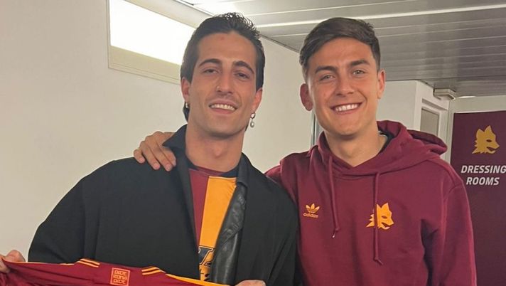 Roma-Sassuolo, il regalo di Dybala a Damiano dei Maneskin Roma-Sassuolo, il regalo di Dybala a Damiano dei Maneskin - immagine 1