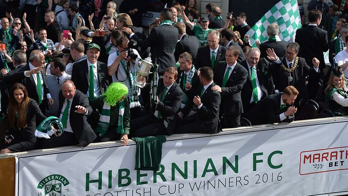 EDINBURGH, SCOTLAND - MAY 22: Hibernian manager Alan Stubbs with the Scottish Cup as Hibernian FC celebrate winning the Scottish Cup yesterday against Rangers FC as they parade the Scottish Cup to their fans on an open top bus along Leith Walk on May 22, 2016 in Edinburgh, Scotland. (Photo by Mark Runnacles/Getty Images) Il derby di Edimburgo alla prima in casa: gli Hibs non ci stanno - immagine 1