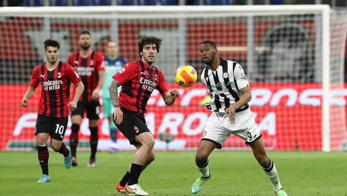 MILAN, ITALY - FEBRUARY 25: Sandro Tonali of AC Milan and Beto of Udinese Calcio look on during the Serie A match between AC Milan and Udinese Calcio at Stadio Giuseppe Meazza on February 25, 2022 in Milan, Italy. (Photo by Marco Luzzani/Getty Images)