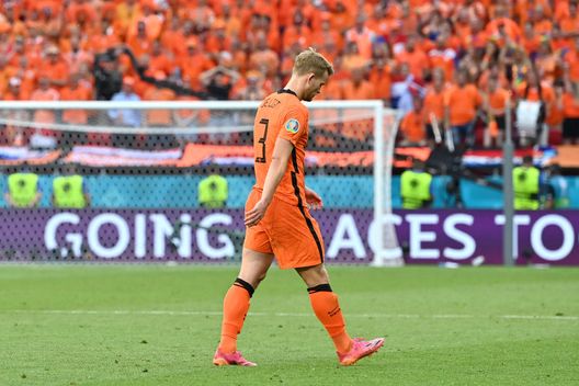 BUDAPEST, HUNGARY - JUNE 27: Matthijs de Ligt of Netherlands looks dejected after being shown a red card during the UEFA Euro 2020 Championship Round of 16 match between Netherlands and Czech Republic at Puskas Arena on June 27, 2021 in Budapest, Hungary. (Photo by Tibor Illyes - Pool/Getty Images) BUDAPEST, HUNGARY - JUNE 27: Matthijs de Ligt of Netherlands looks dejected after being shown a red card during the UEFA Euro 2020 Championship Round of 16 match between Netherlands and Czech Republic at Puskas Arena on June 27, 2021 in Budapest, Hungary. (Photo by Tibor Illyes - Pool/Getty Images)