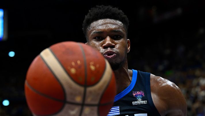 MILAN, ITALY - SEPTEMBER 08: Giannis Antetokounmpo of Greece in action during the FIBA EuroBasket 2022 group C match between Estonia and Greece at Forum di Assago on September 08, 2022 in Milan, Italy. (Photo by Mattia Ozbot/Getty Images) Ibra, Psg e Inter, Giannis Antetokounmpo: il cestista che poteva diventare un calciatore - immagine 1