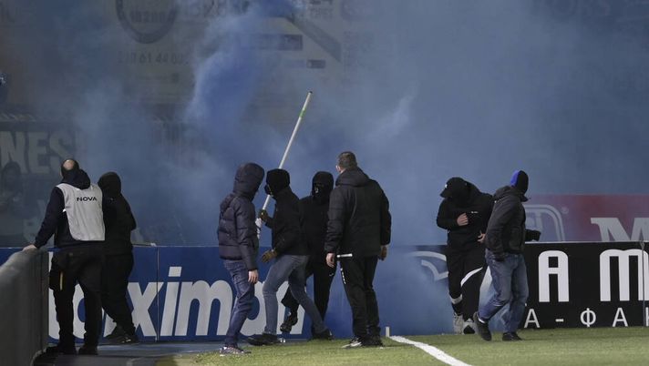 Invasioni di campo: un tifoso con la pistola in Grecia, assetto anti-sommossa in Libano - immagine 1