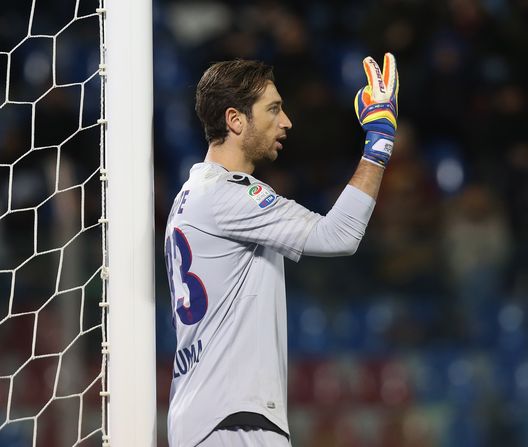 CROTONE, ITALY - JANUARY 14: Antonio Mirante of Bologna during the Serie A match between FC Crotone and Bologna FC at Stadio Comunale Ezio Scida on January 14, 2017 in Crotone, Italy.  (Photo by Maurizio Lagana/Getty Images) 