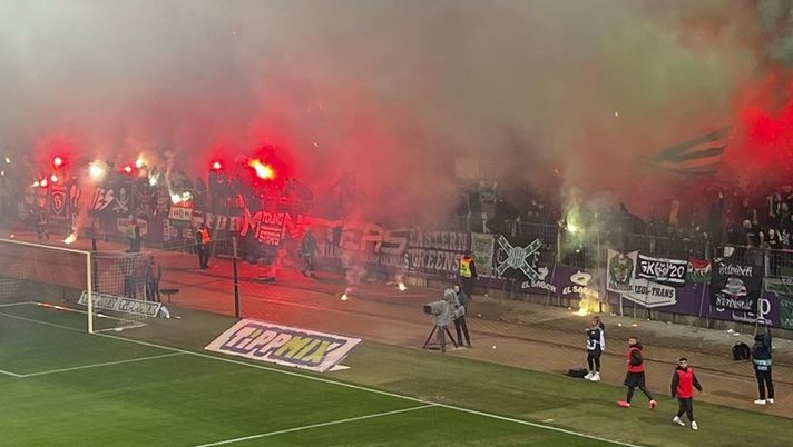 Fuochi in curva al derby di Budapest: in fiamme i vestiti di un tifoso dell’Ujpest - immagine 1