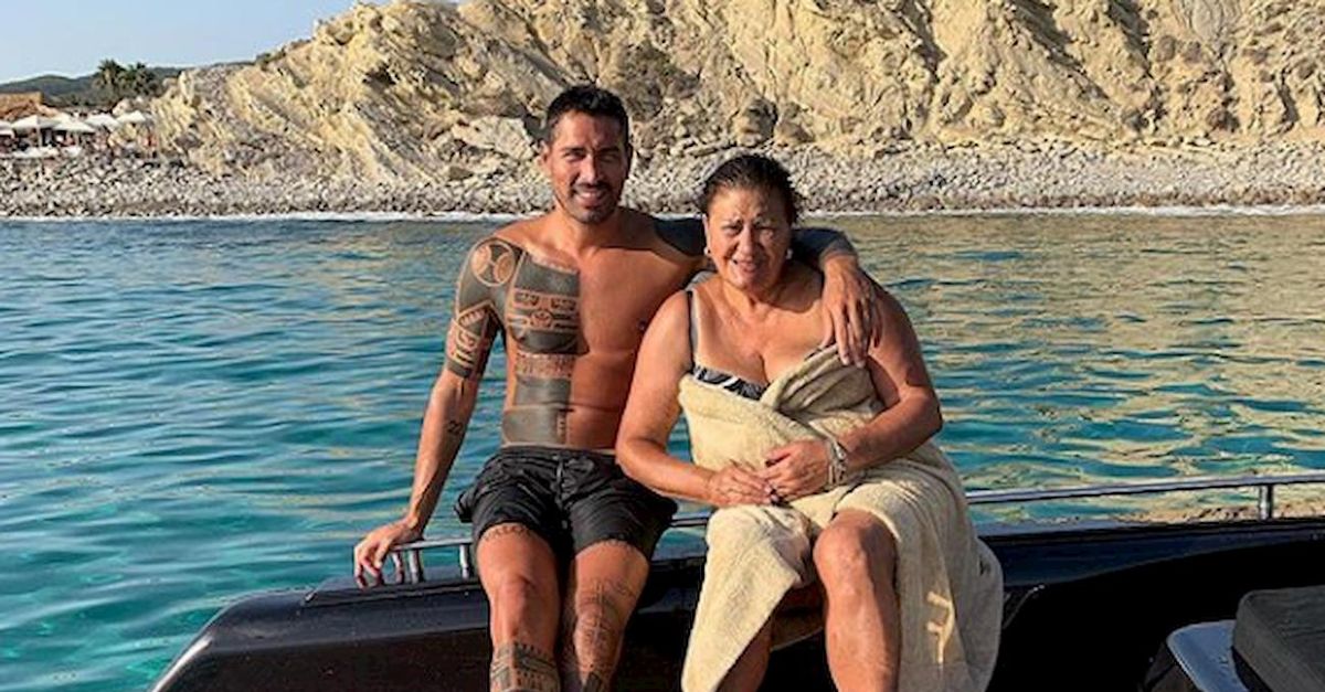 Borriello cuore di mamma lo scatto con la madre a Ibiza all