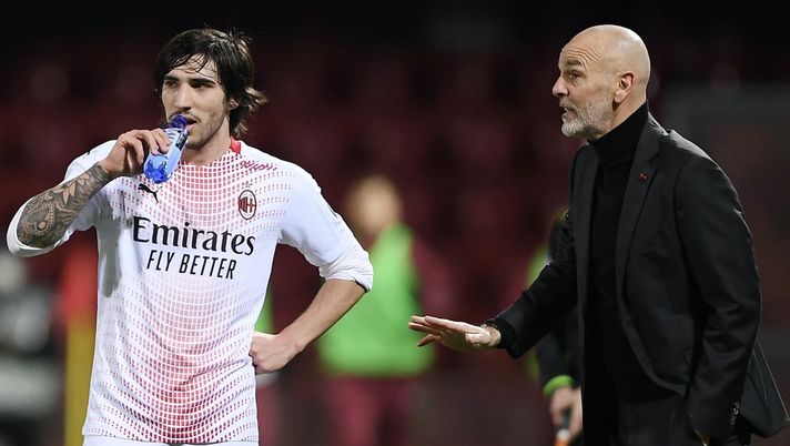 Sandro Tonali e il tecnico Stefano Pioli durante Benevento-Milan 0-2 (Serie A 2020-2021) | AC Milan News (Getty Images) 