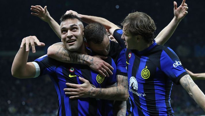 MILAN, ITALY - FEBRUARY 28: Lautaro Martinez of FC Internazionale celebrates with his team-mates Marko Arnautovic and Nicolo’ Barella after scoring his team's second goal during the Serie A TIM match between FC Internazionale and Atalanta BC - Serie A TIM at Stadio Giuseppe Meazza on February 28, 2024 in Milan, Italy. (Photo by Marco Luzzani/Getty Images) La (probabile) data in cui l’Inter vincerà lo scudetto: ecco quando e contro chi - immagine 1