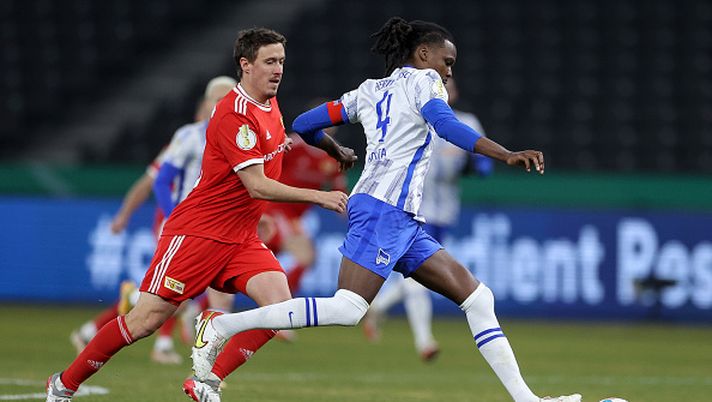 BERLIN, GERMANY - JANUARY 19: Max Kruse of 1.FC Union Berlin and Anga Dedryck Boyata of Hertha Berlin battle for possession during the DFB Cup round of sixteen match between Hertha BSC and 1. FC Union Berlin at Olympiastadion on January 19, 2022 in Berlin, Germany. (Photo by Maja Hitij/Getty Images) Il sindaco di Berlino promette: “Per il derby più di 74mila tifosi allo Stadio Olimpico!” - immagine 1