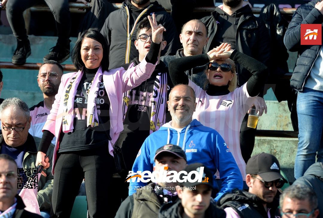 FOTOTIFO Palermo-Como 3-0, gli scatti ai tifosi al “Renzo Barbera” (GALLERY) - immagine 86