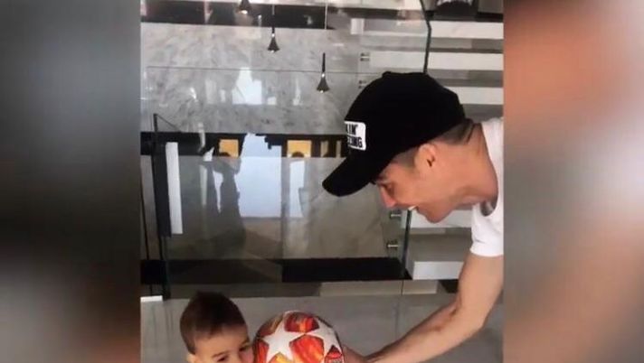 Juventus, il pallone della Champions League rimbomba in casa Ronaldo: Georgina immortala CR7 e… Juventus, il pallone della Champions League rimbomba in casa Ronaldo: Georgina immortala CR7 e…